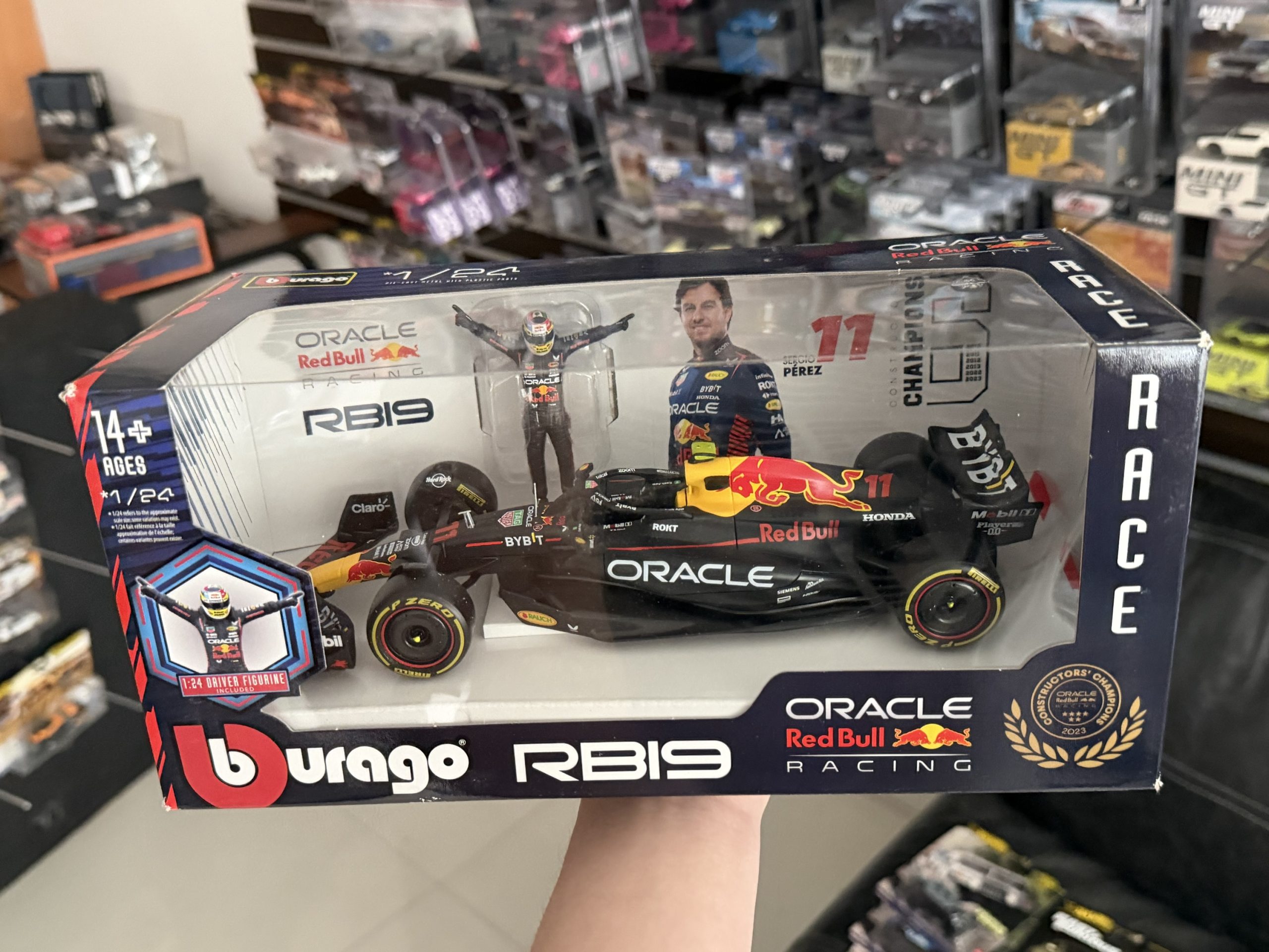 Bburago F1 Redbull 1:24 Rb19 #11 con figura de Checo Pérez