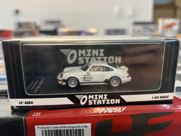 Mini Station 1:64 Porsche RWB 964 Samurai Blanco