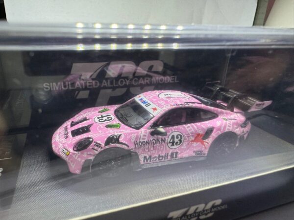 TPC 1:64 Porsche Pink 992 GT3 RS #43 Hoonigan - Imagen 2