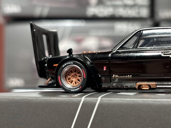 Pop Race 1:64 Skyline GT-R V8 Drift (Hakosuka) Dark Chrome - Imagen 2