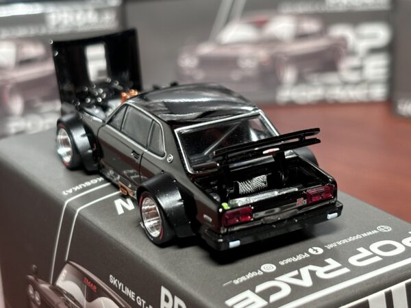 Pop Race 1:64 Skyline GT-R V8 Drift (Hakosuka) Dark Chrome - Imagen 4