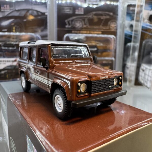 Mini GT 1:64 Land Rover Defender 110 1985 County Station Wagon – Russet Brown