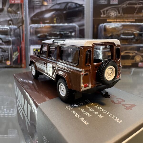Mini GT 1:64 Land Rover Defender 110 1985 County Station Wagon – Russet Brown - Imagen 2