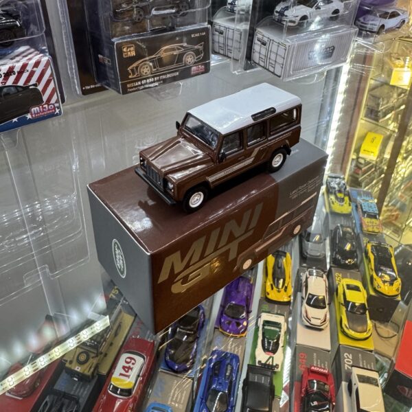 Mini GT 1:64 Land Rover Defender 110 1985 County Station Wagon – Russet Brown - Imagen 3