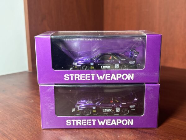 Street Weapon 1:64 Nissan Skyline R34 (ER34) Super Silhouette Chrome Purple - Imagen 2