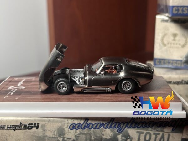 Fine Works 1:64 Ford Shelby Daytona Cobra "Versión Oculta"