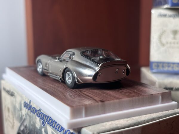 Fine Works 1:64 Ford Shelby Daytona Cobra "Versión Oculta" - Imagen 2