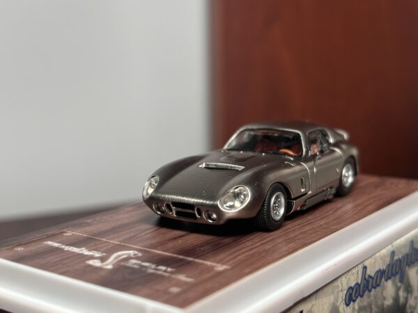 Fine Works 1:64 Ford Shelby Daytona Cobra "Versión Oculta" - Imagen 3