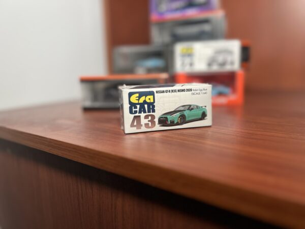 1/64 Era Car 2020 Nissan GT-R (R35) Nismo RHD (Right Hand Drive) Robin Egg Blue and Carbon Black