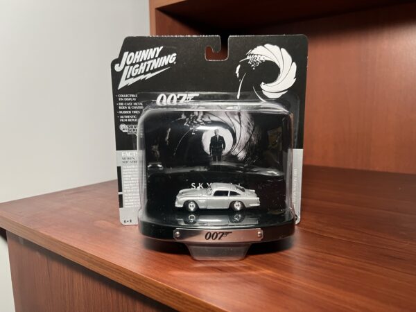 1964 Aston Martin Db5 Silver birch with collectible tin display "007" "skyfall" (2012) movie (23rd in the james bond series) 1/64 - Imagen 2