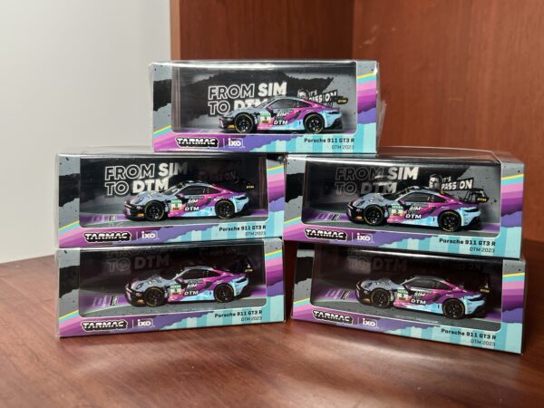 Tarmac Works 1:64 Porsche 911 GT3 R DTM 2023 Tim Heinemann – Hobby64 - Imagen 2