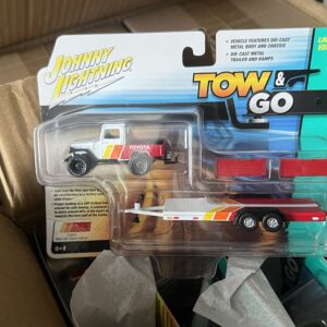 Johnny Lightning 1:64 Hulls & Haulers 1980 Toyota Land Cruiser w/Open Car Trailer – White
