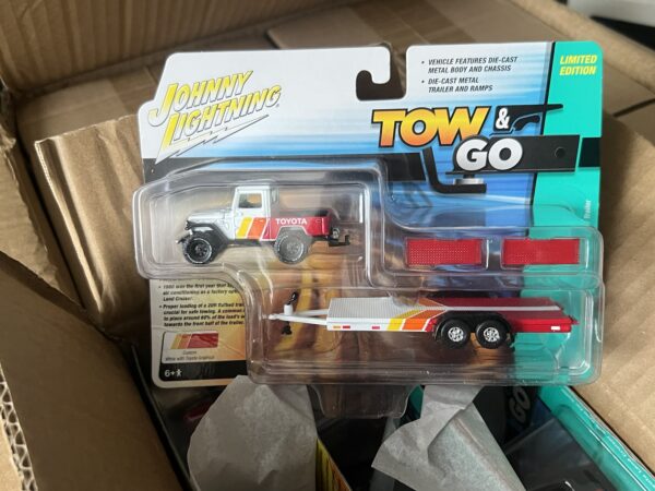 Johnny Lightning 1:64 Hulls & Haulers 1980 Toyota Land Cruiser w/Open Car Trailer – White
