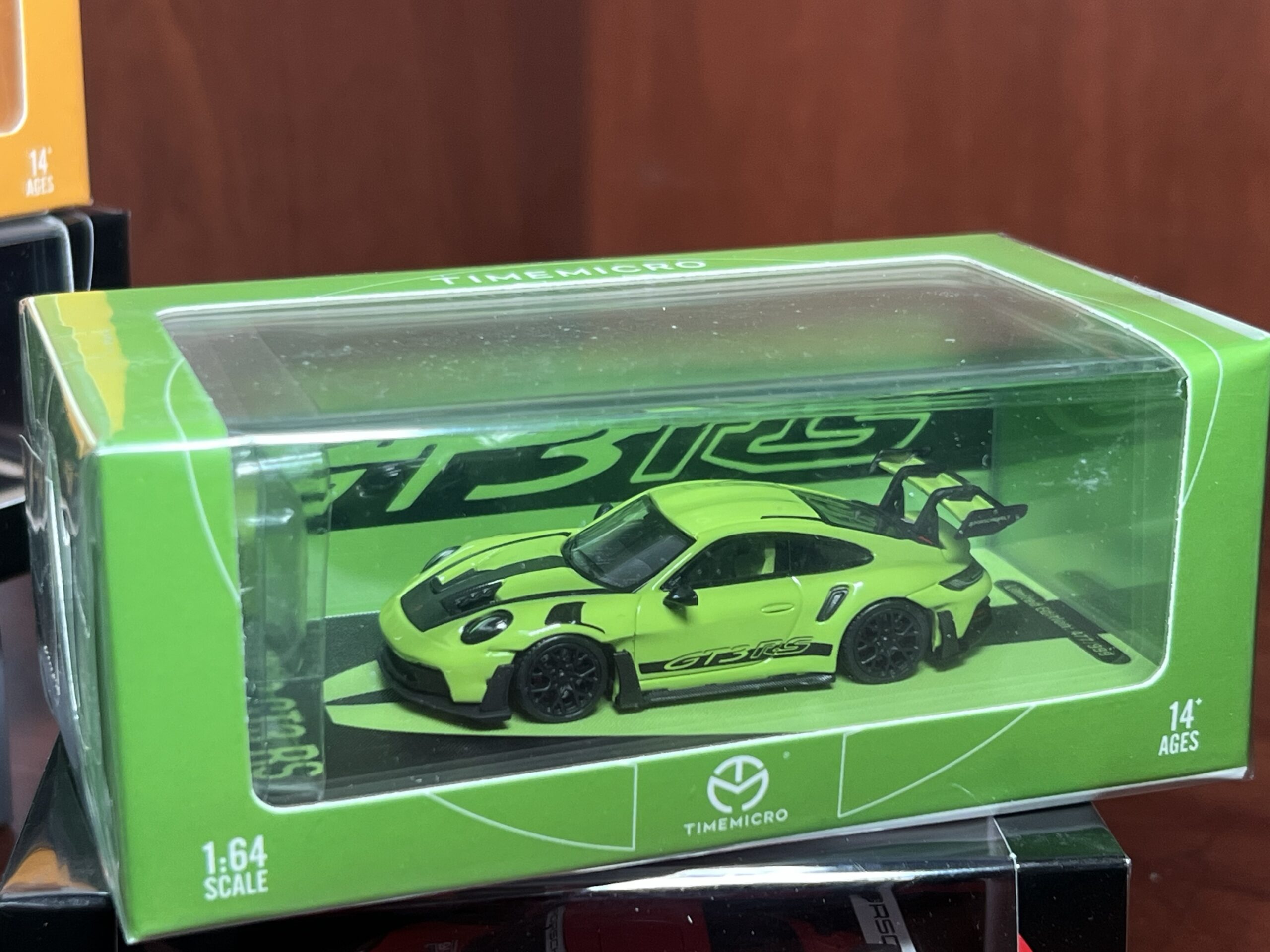 Time Micro 1:64 Porsche 992 GT3 RS Verde con maletero