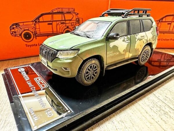 GCD 1:64 LAND CRUISER FJ90 PRADO LC150 Green World Map Muddy - Imagen 4