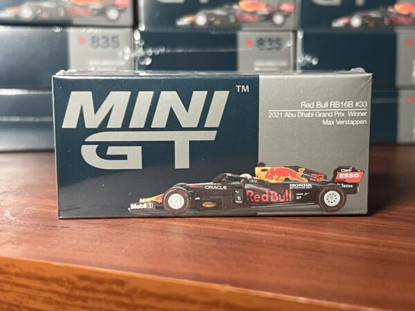 Mini GT 1:64 Red Bull RB16B #33 Max Verstappen 2021 Abu Dhabi Grand Prix  Winner – Limited Edition - Imagen 3