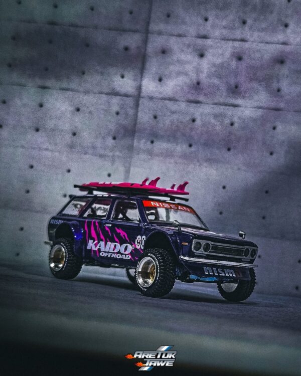 Kaido House x Mini GT 1:64 Datsun 510 4×4 Wagon Kaido Offroad V2 – Purple - Imagen 2