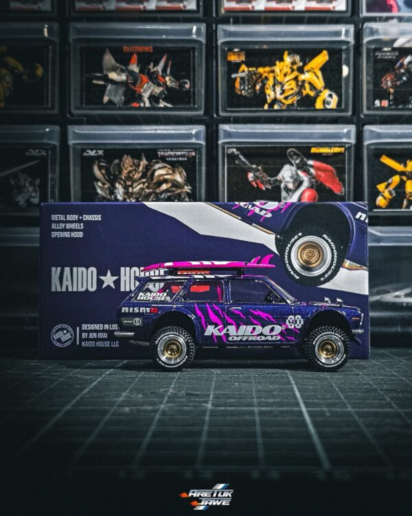 Kaido House x Mini GT 1:64 Datsun 510 4×4 Wagon Kaido Offroad V2 – Purple - Imagen 3