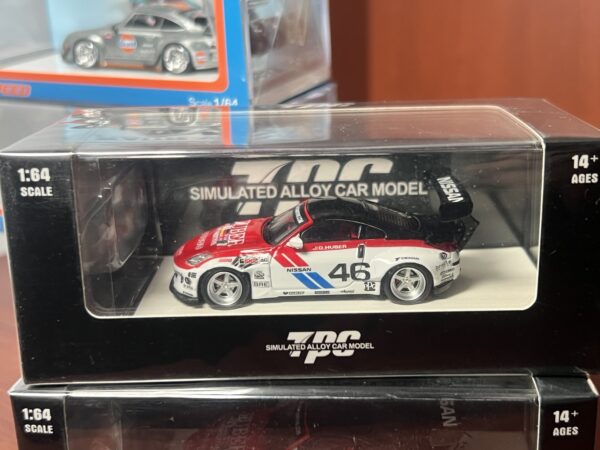 TPC 1:64 Nissan 350Z White/ Red con figura