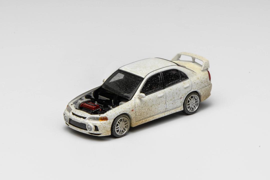 Motorhelix 1:64 Lancer Evolution EVO IV con capó removible y caja acrílica - Imagen 2