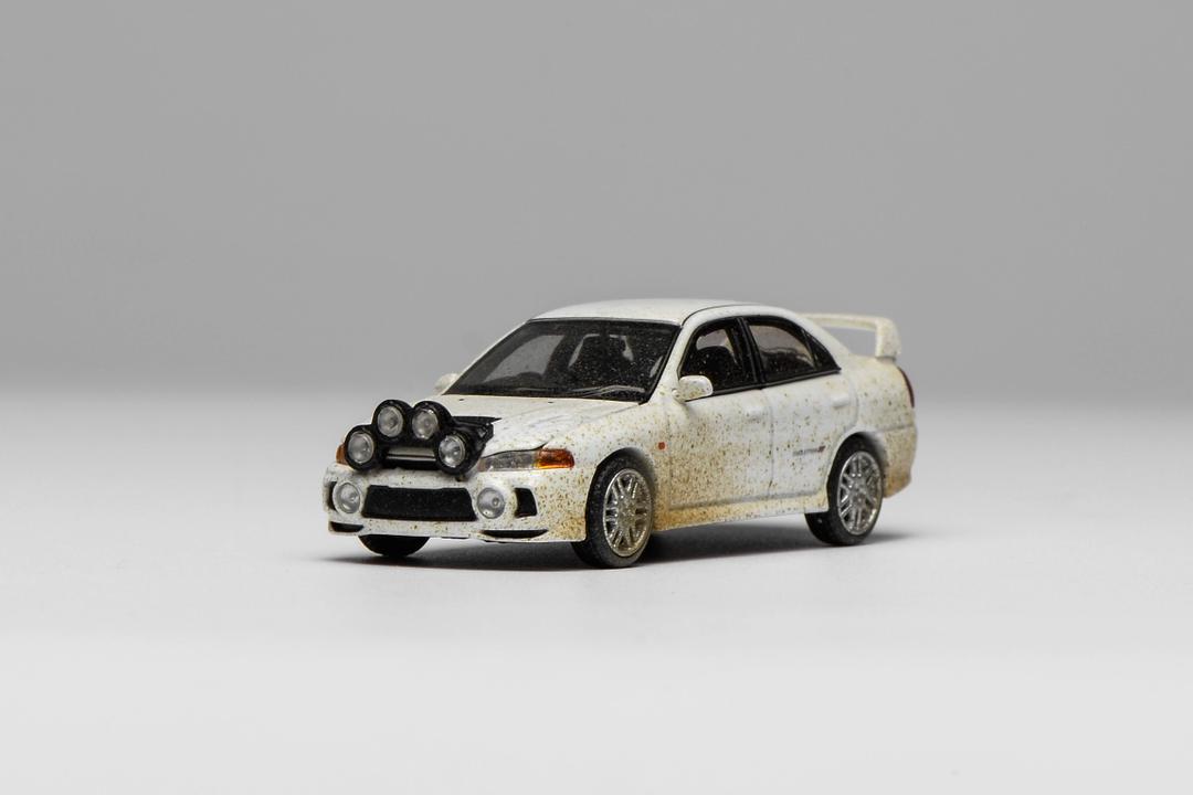 Motorhelix 1:64 Lancer Evolution EVO IV con capó removible y caja acrílica