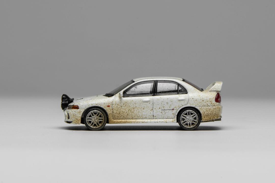 Motorhelix 1:64 Lancer Evolution EVO IV con capó removible y caja acrílica - Imagen 3