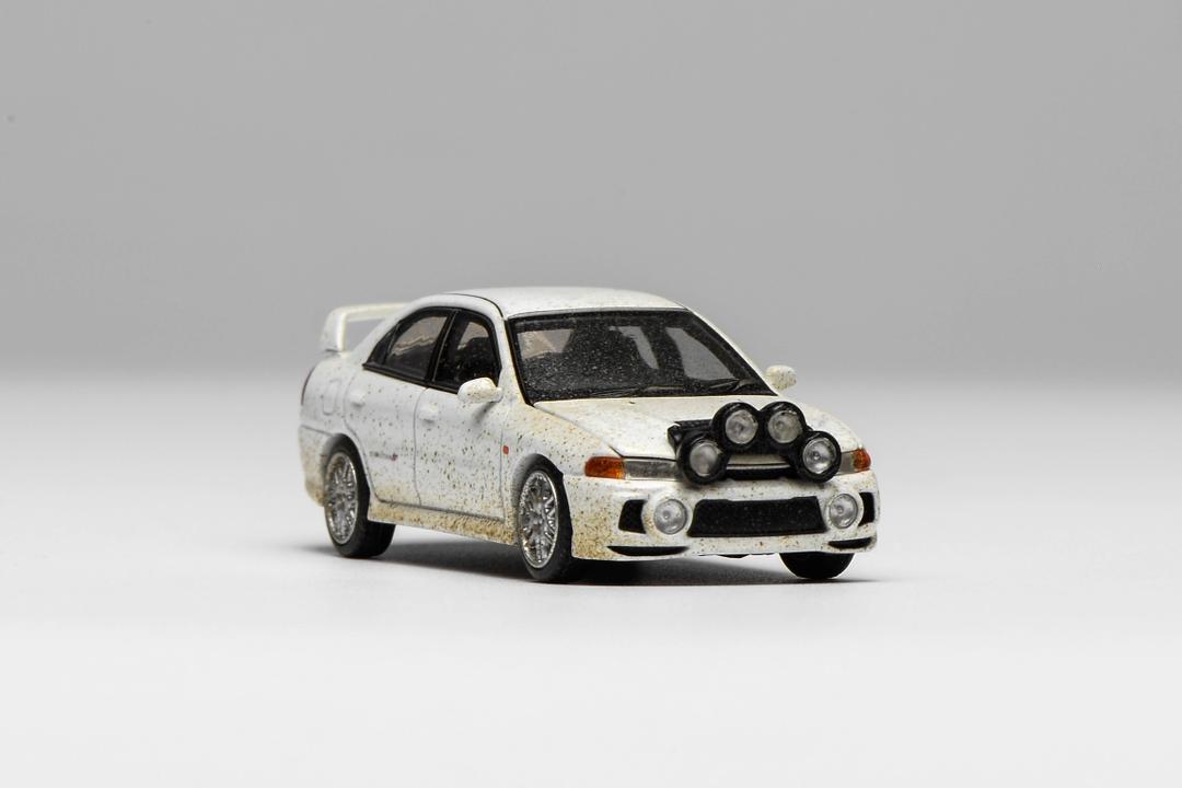 Motorhelix 1:64 Lancer Evolution EVO IV con capó removible y caja acrílica - Imagen 5
