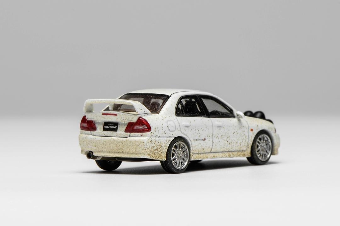 Motorhelix 1:64 Lancer Evolution EVO IV con capó removible y caja acrílica - Imagen 4