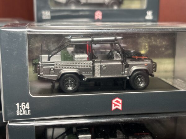 Street Weapon 1:64 Land Rover Defender Tomb Raider Muddy Livery - Imagen 4