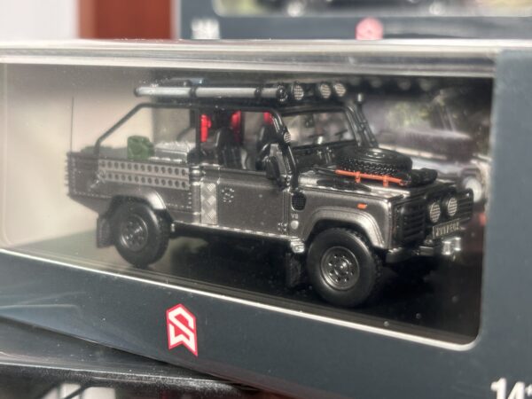Street Weapon 1:64 Land Rover Defender Tomb Raider Muddy Livery - Imagen 3