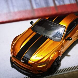 *EN CAMINO* Mini GT 1:64 LB-WORKS FORD MUSTANG – LB Gold- Limited Edition