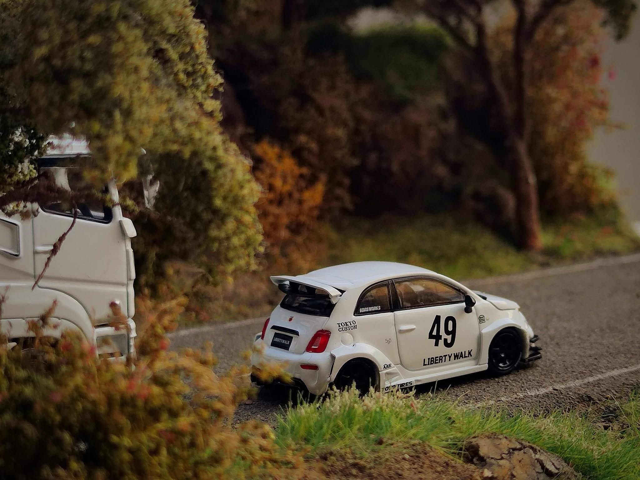 Mini GT 1:64 LB-WORKS x Abas Works ABARTH 595 Gara White - Imagen 3