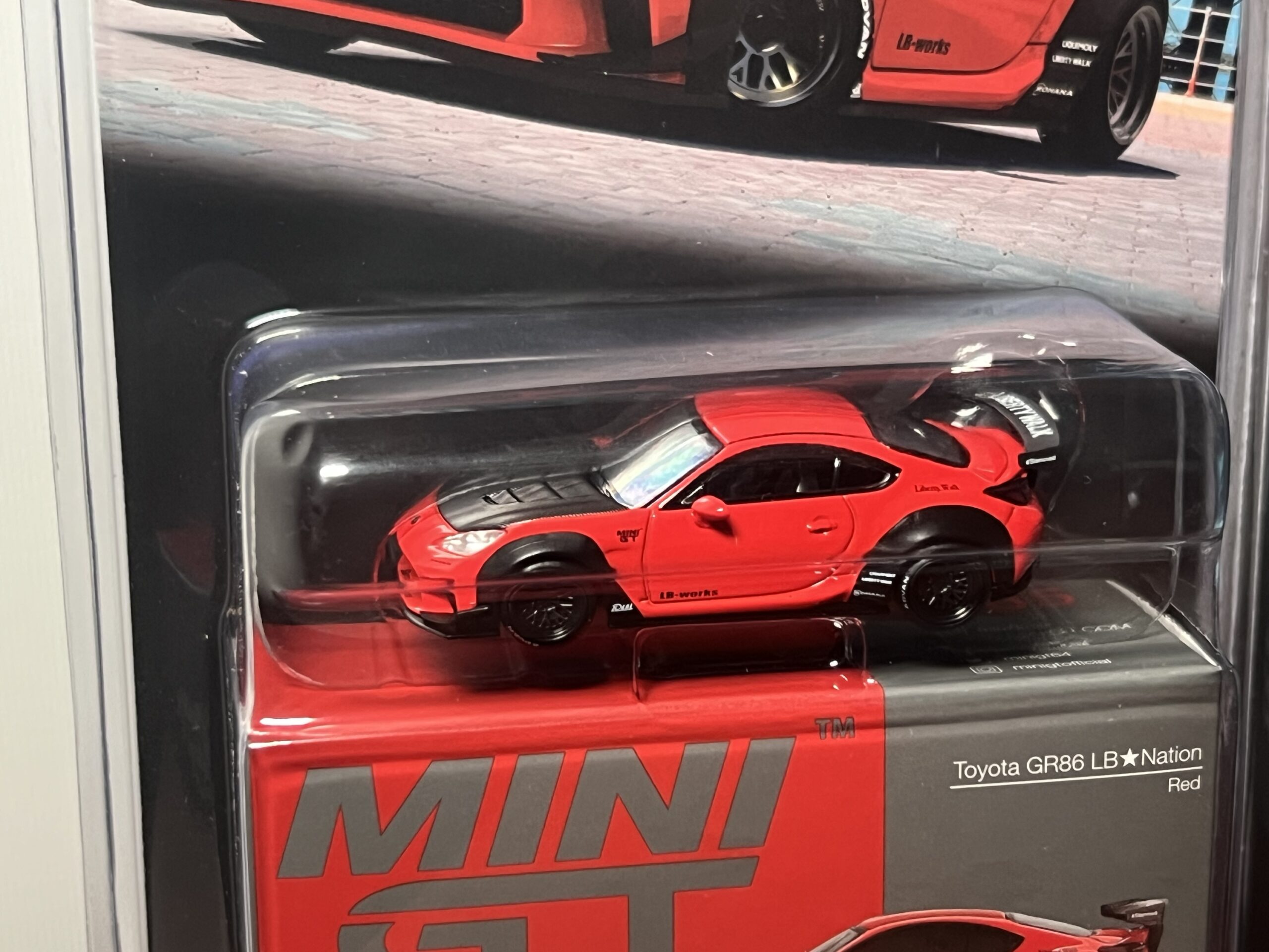 MINI GT 1/64 Toyota GR86 LB★Nation Red - Imagen 2