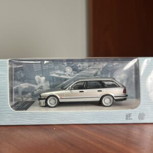 JY 1:64 BMW E34 Alpina E34 Touring Gris Plata