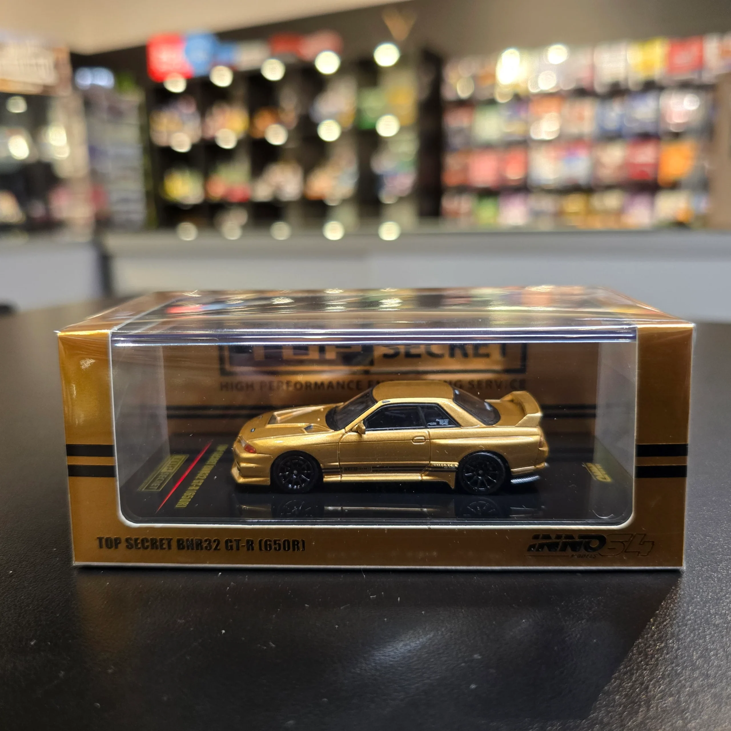 INNO64 1/64 TOP SECRET BNR32 GT-R (650R) Gold - Imagen 4