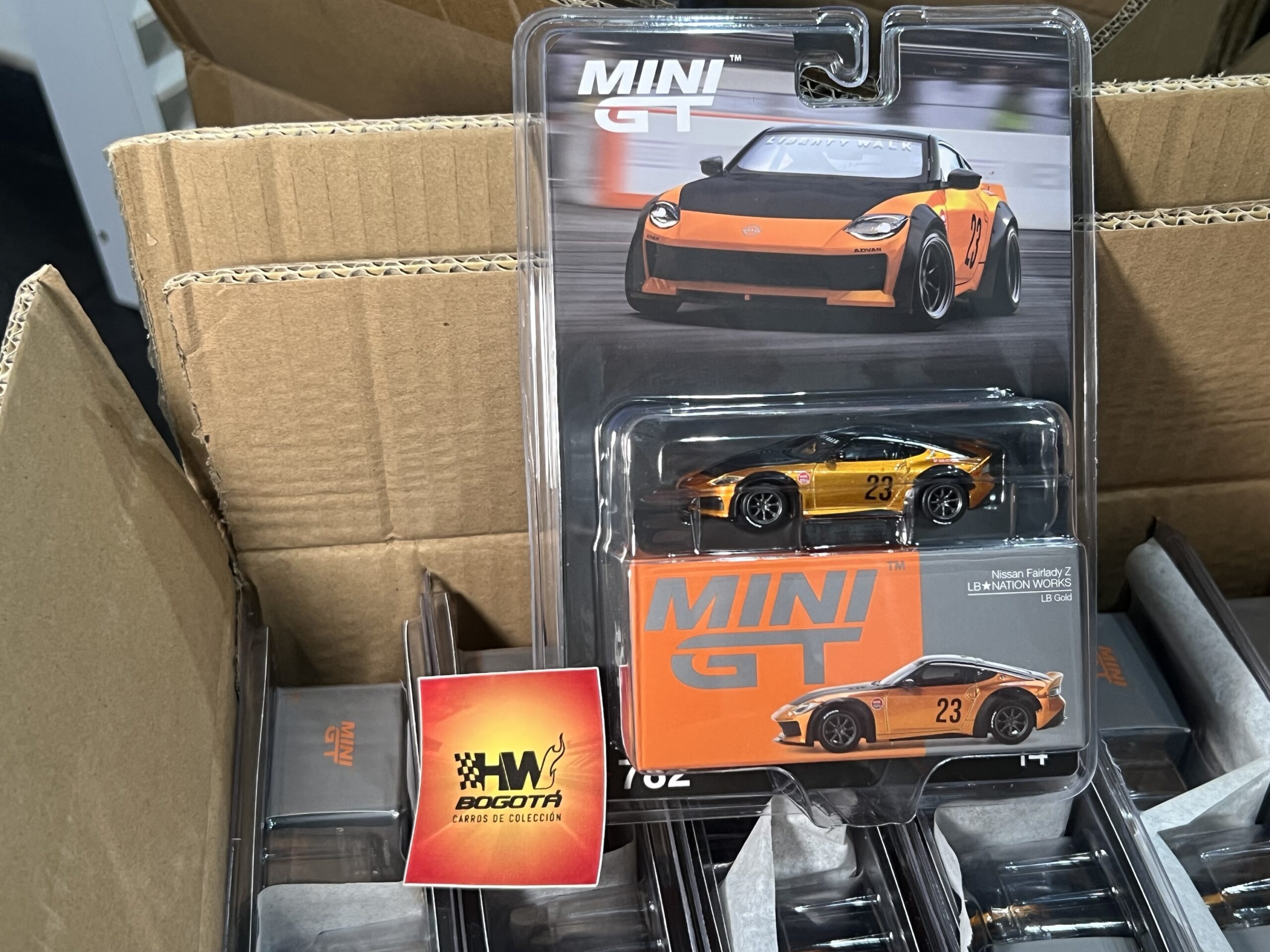 Mini GT 1:64 Nissan Z LB-NATION WORKS – LB Gold – Mijo Exclusives - Imagen 2