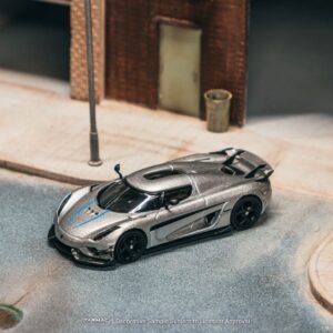 Tarmac 1:64 Koenigsegg Regera  Silver Metallic / Blue Accents