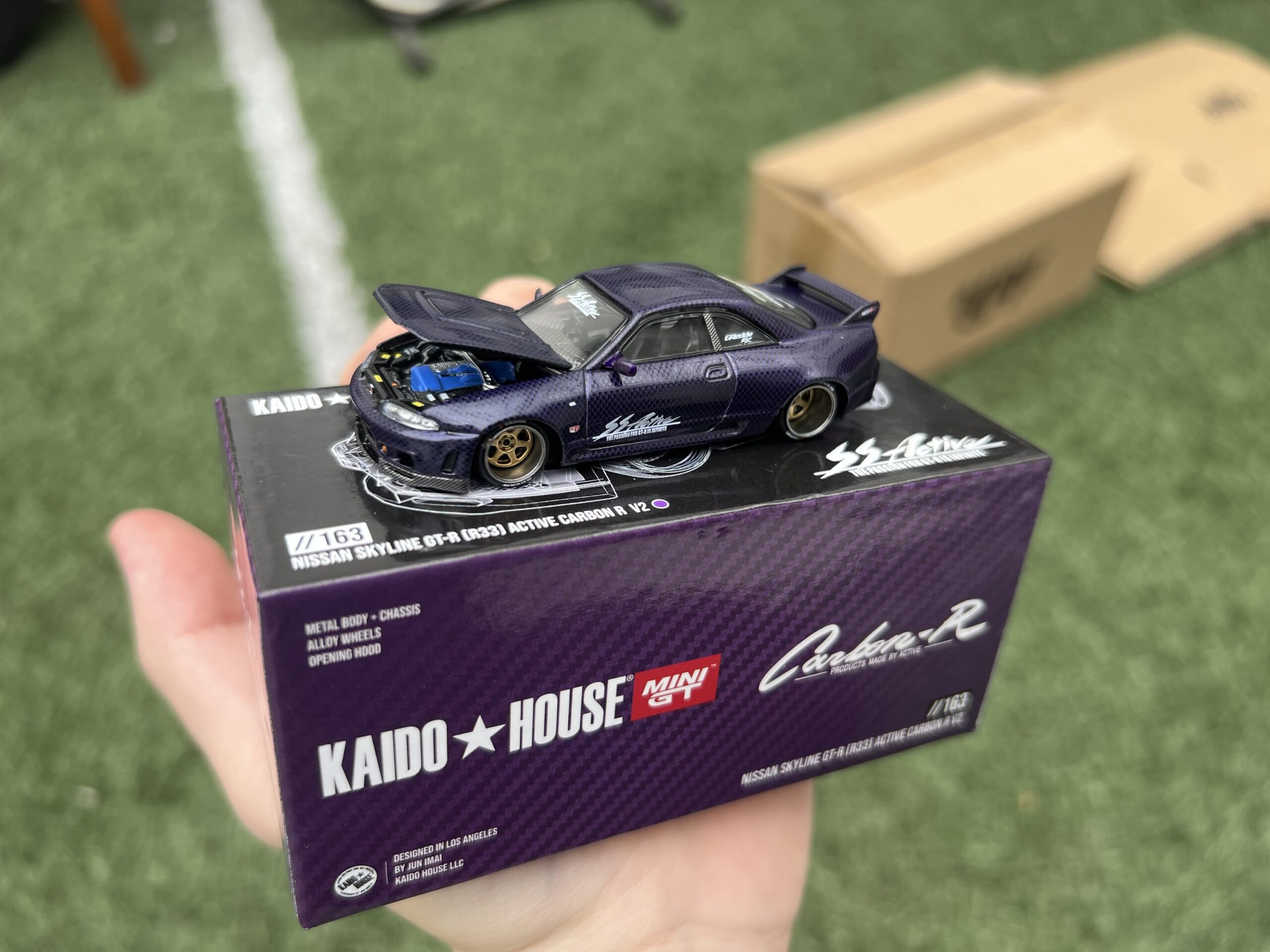 MINI GT x Kaido House 1/64 Nissan Skyline GT-R (R33) Active Carbon R V2 (Modelo Abierto) - Imagen 3
