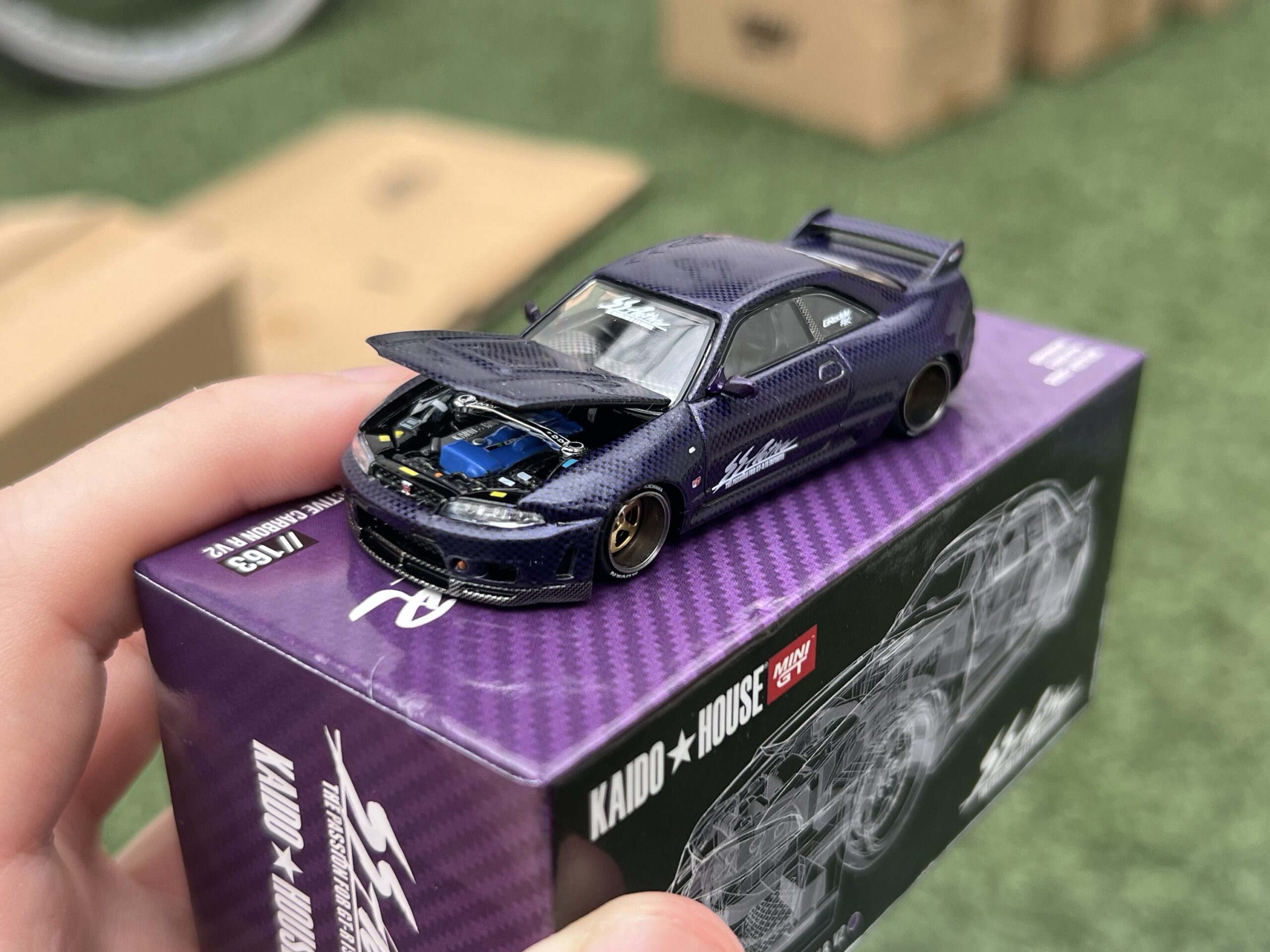 MINI GT x Kaido House 1/64 Nissan Skyline GT-R (R33) Active Carbon R V2 (Modelo Abierto)