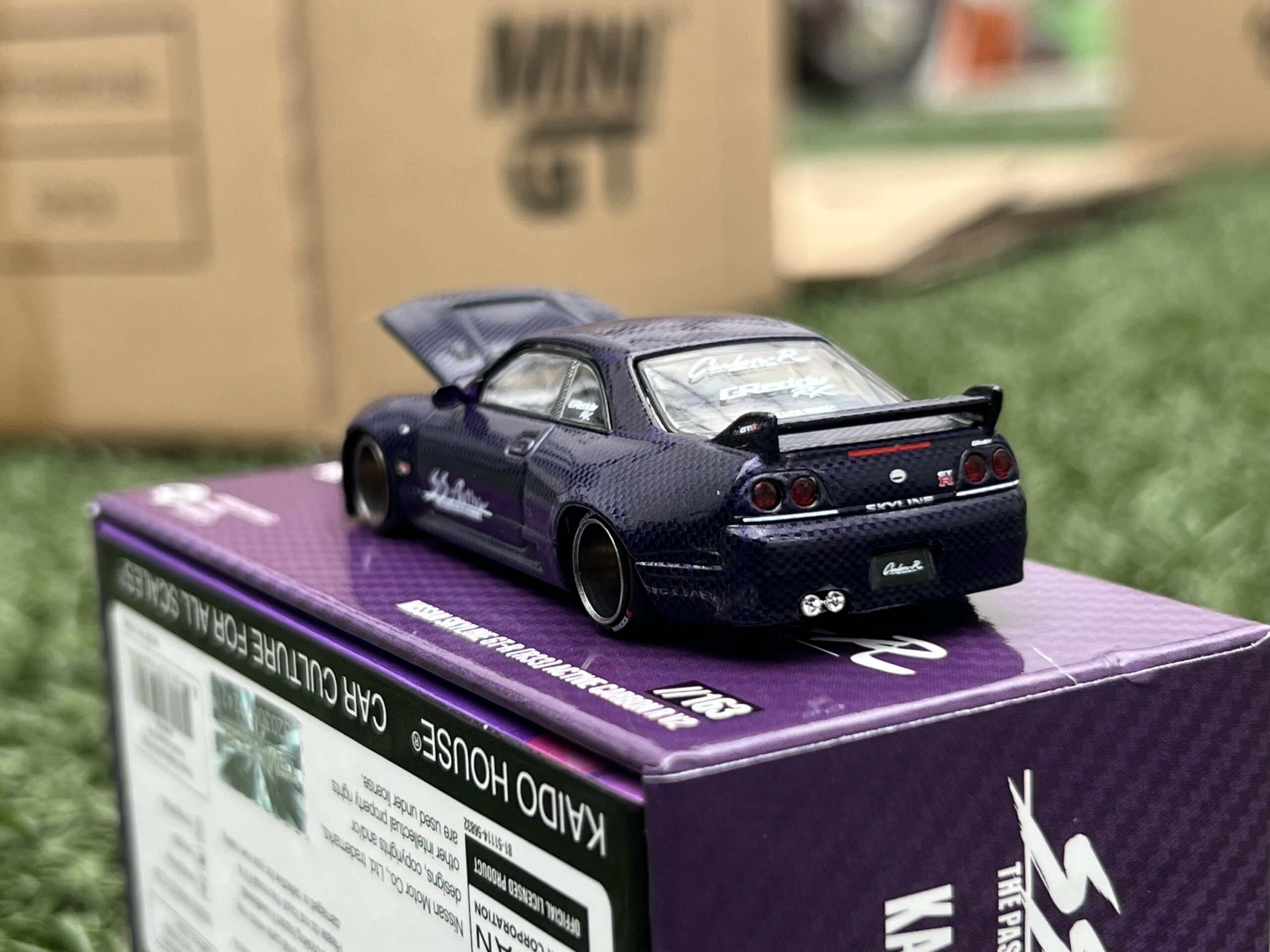 MINI GT x Kaido House 1/64 Nissan Skyline GT-R (R33) Active Carbon R V2 (Modelo Abierto) - Imagen 4