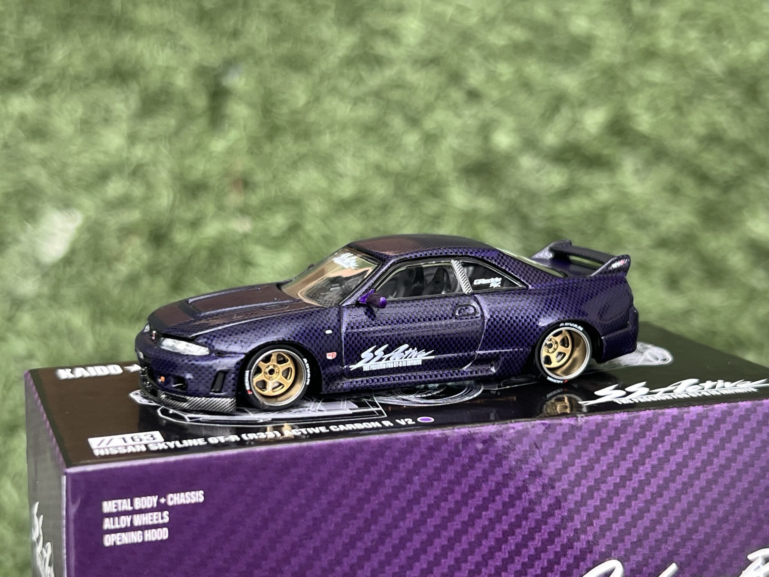 MINI GT x Kaido House 1/64 Nissan Skyline GT-R (R33) Active Carbon R V2 (Modelo Abierto) - Imagen 8