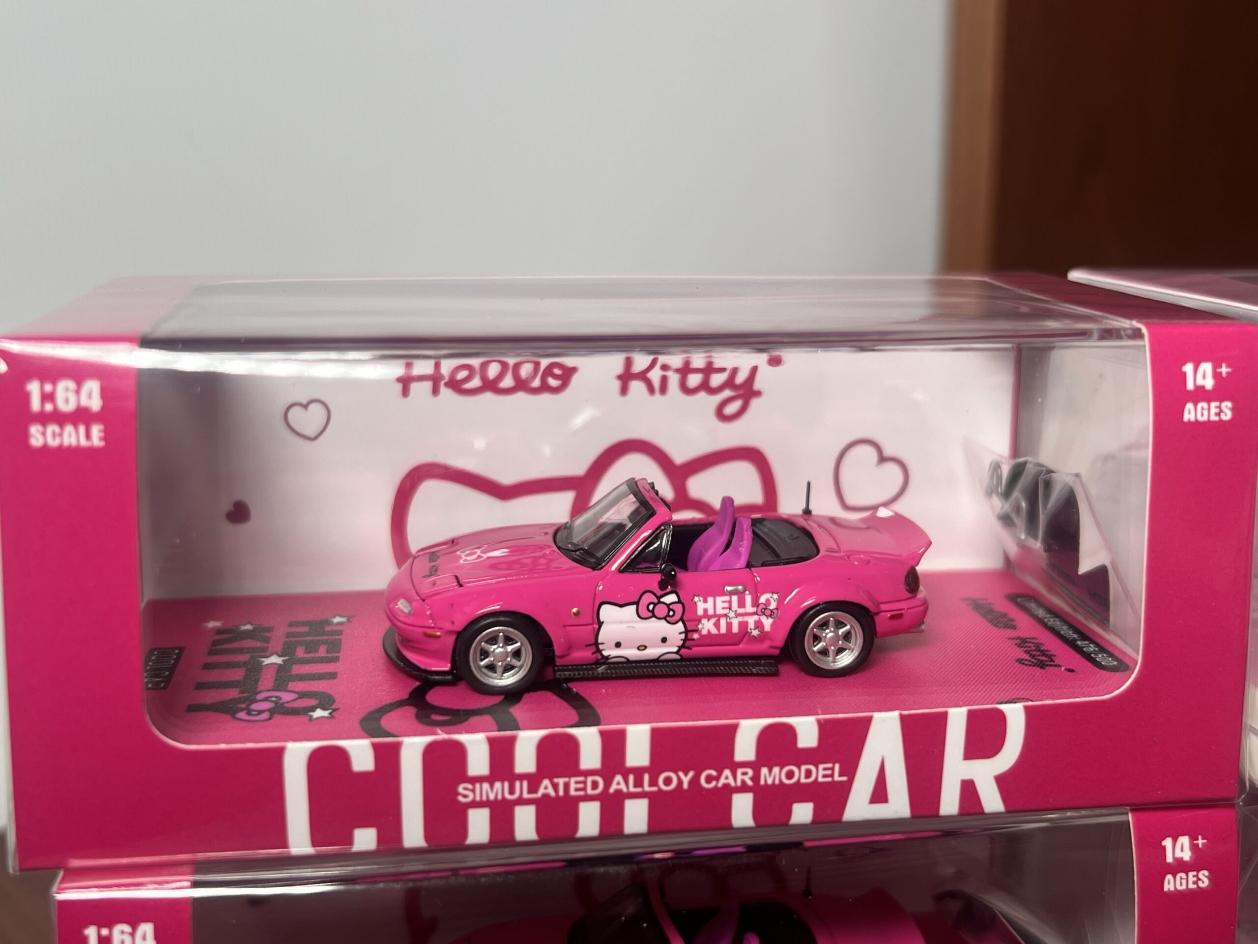 Cool Car 1:64 Mazda Pandem Hello Kitty rosado oscuro