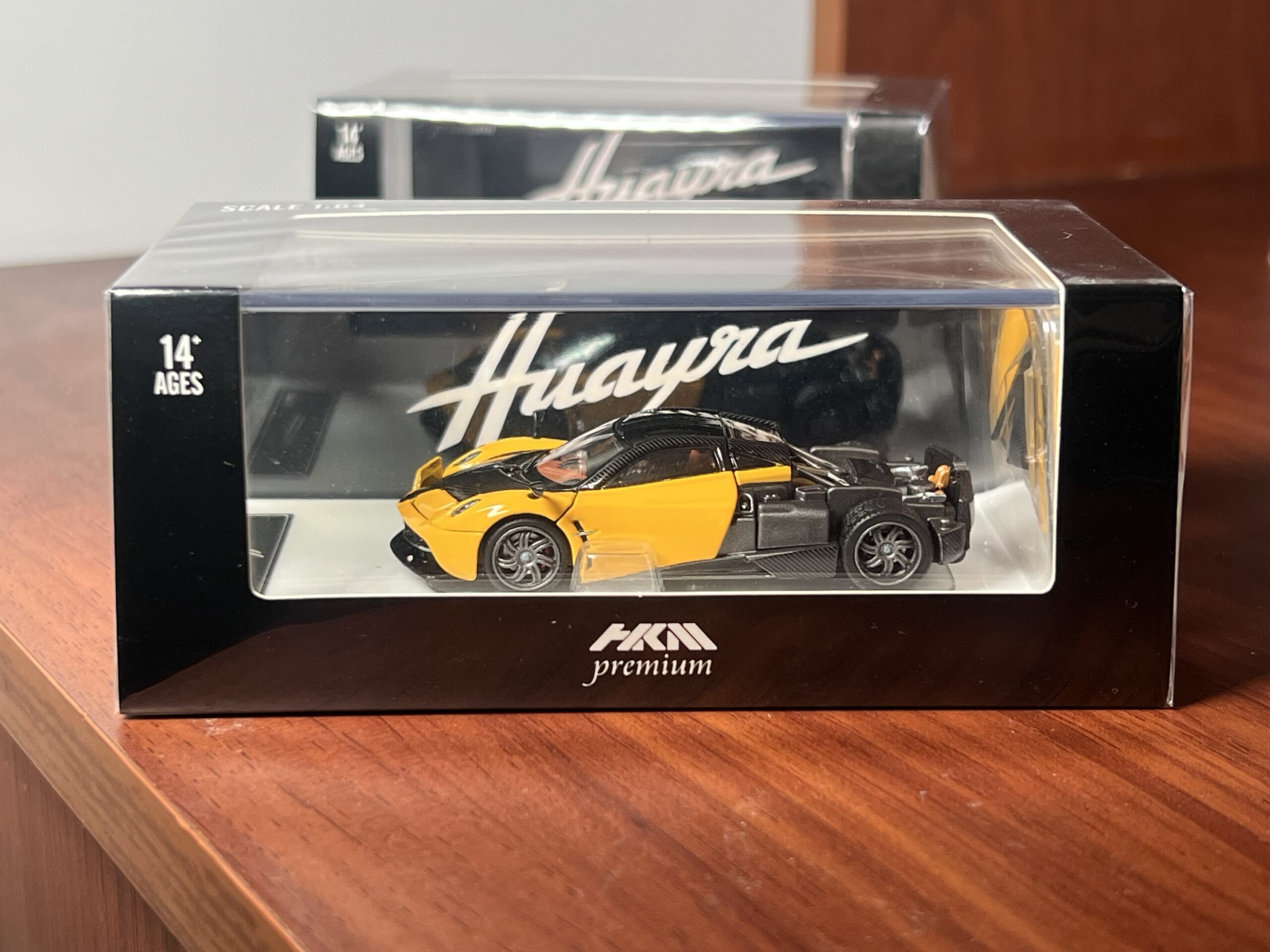 1/64 HKM Premium 2014 Pagani Huayra Coupe (Amarillo)