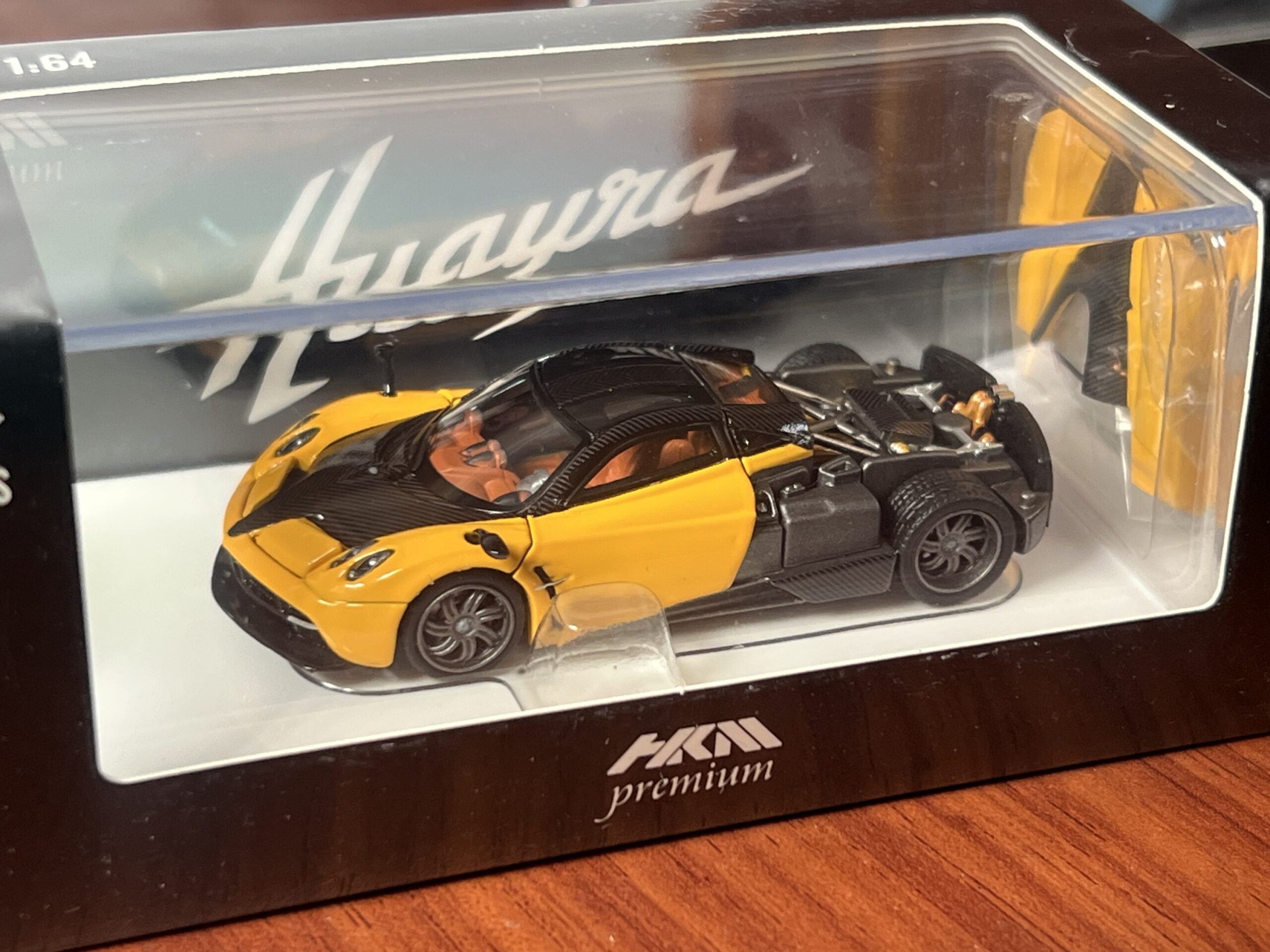 1/64 HKM Premium 2014 Pagani Huayra Coupe (Amarillo) - Imagen 2