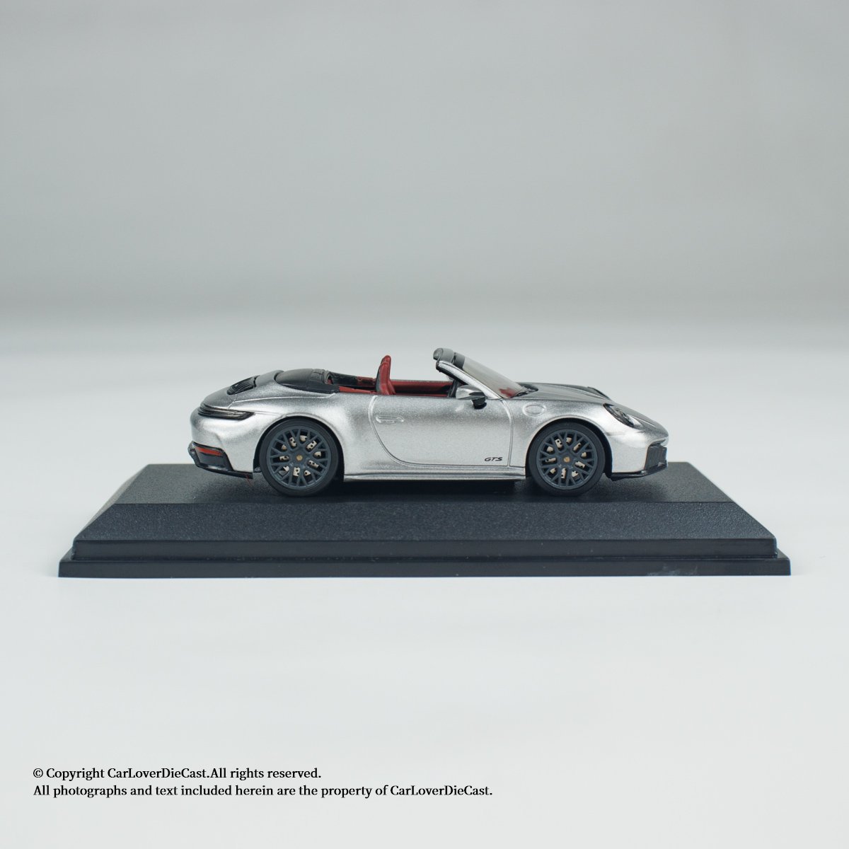 MINICHAMPS 1:64 PORSCHE 911 (992.2) CARRERA GTS CABRIOLET - 2025 - SILVER METALLIC - Imagen 6