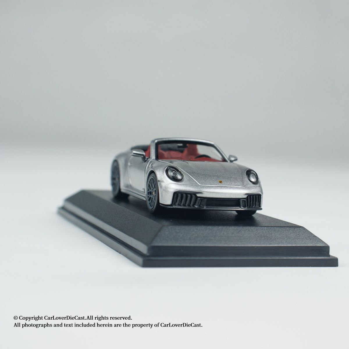 MINICHAMPS 1:64 PORSCHE 911 (992.2) CARRERA GTS CABRIOLET - 2025 - SILVER METALLIC - Imagen 2