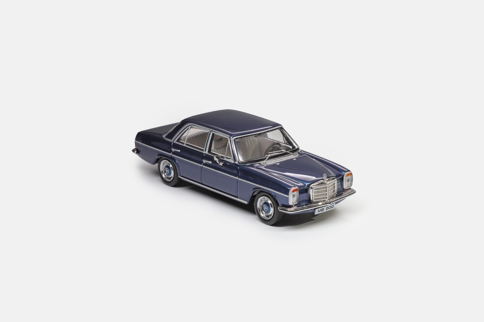 Maxwell 1/64 Mercedes-Benz 200 W114 CON CAJA ACRÍLICA - Imagen 2