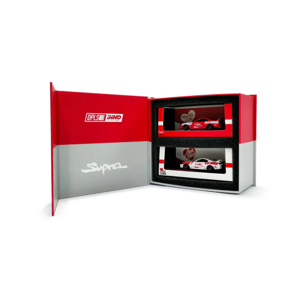 DPLS x INNO 1/64 - Toyota Supra (A80) - "Coca-Cola" Box Set - HKTS 2025 Exclusive Event Model - COKE117 - Imagen 2