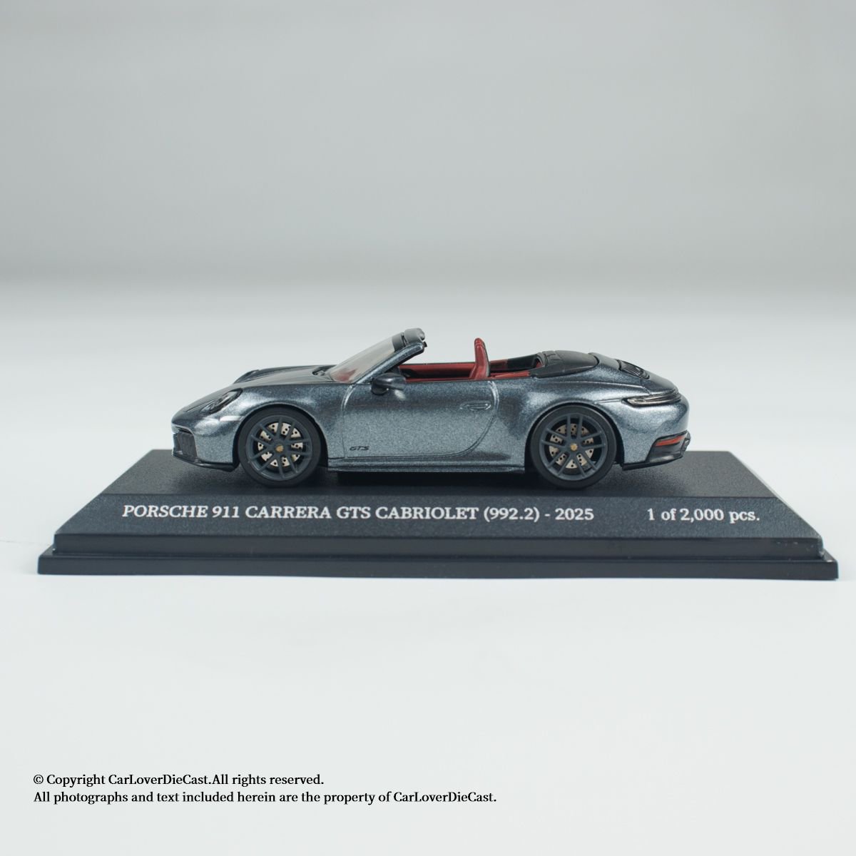 MINICHAMPS 1:64 PORSCHE 911 (992.2) CARRERA GTS CABRIOLET - 2025 - GREY METALLIC - Imagen 4