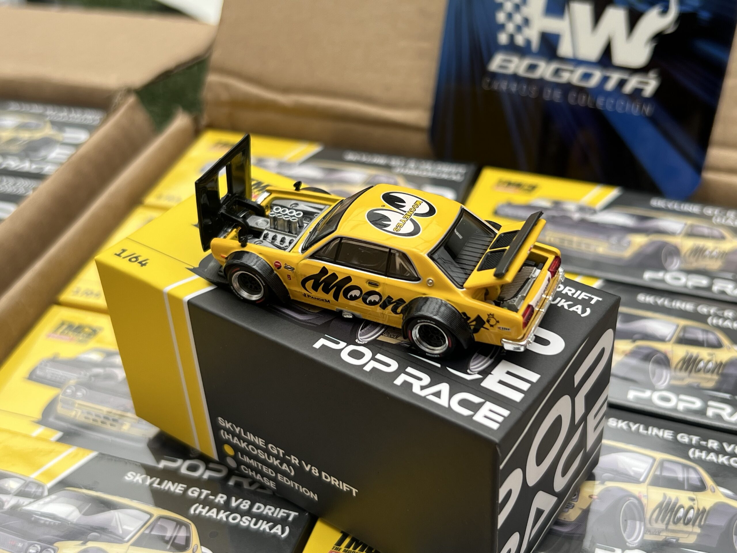 POPRACE 1/64 SKYLINE GT-R V8 DRIFT (HAKOSUKA) MOONEYES TMCS SINGAPORE SPECIAL EDITION - Imagen 7